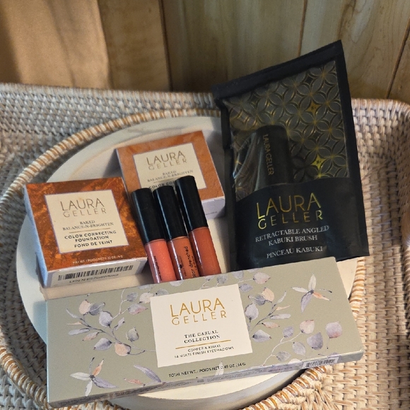Laura Geller Makeup Set with Lip Gloss and Brushes - Picture 1 of 6